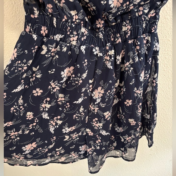 Francesca’s Tracy flutter sleeve navy floral romper - Picture 9 of 16